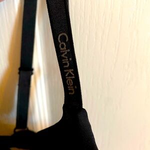 Calvin Klein T-Shirt bra. Black. Size 38 C.
